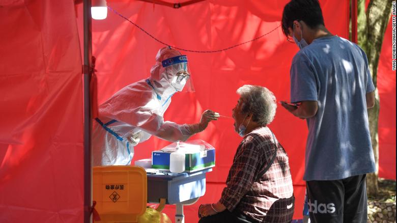 2022年9月5日，一名医务工作者在中国西南部贵阳市云岩区的社区COVID-19检测点从一名居民身上采集拭子样本进行核酸检测。