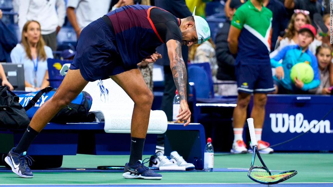 Nick Kyrgios ‘verwoest’ na het vernietigen van twee rackets op de baan na kwartfinale verlies tegen Karen Cachanow