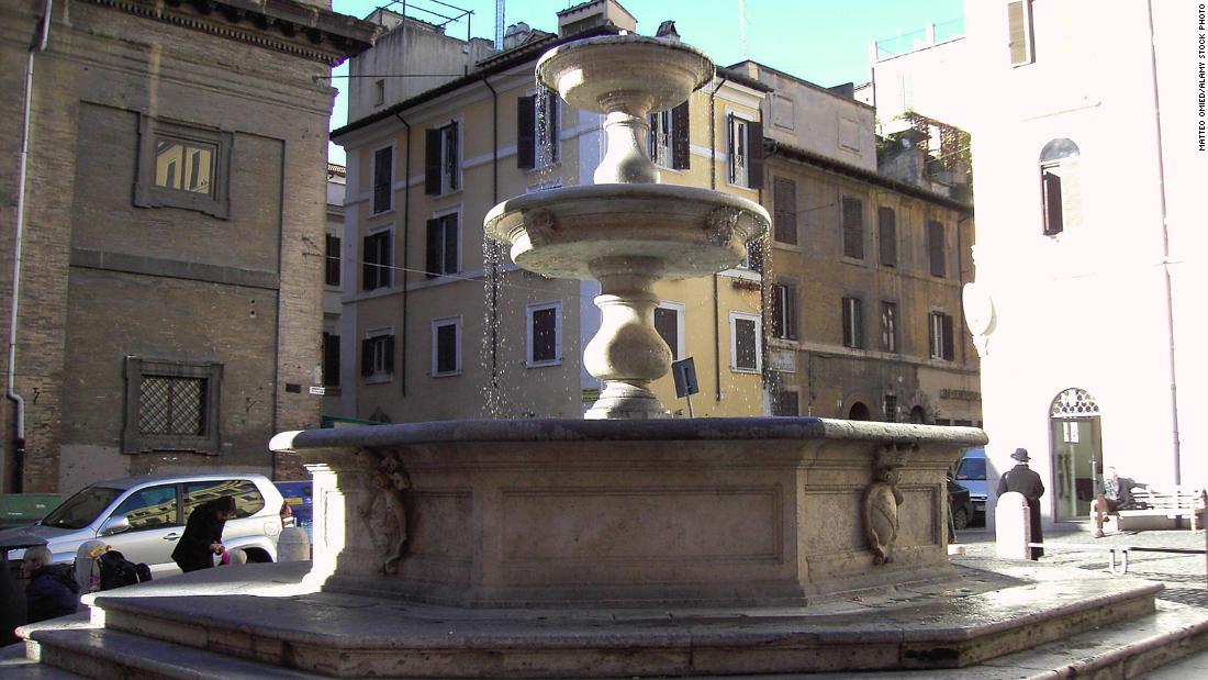 Un touriste américain condamné à une amende de 450 dollars pour avoir mangé et bu dans une fontaine romaine