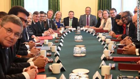 Premierministerin Liz Truss (links, Mitte) hält am Mittwoch die erste Sitzung ihres neuen Kabinetts ab.