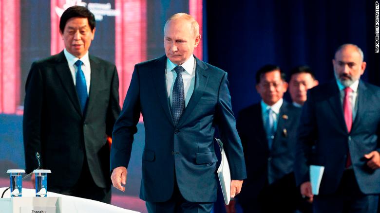 ประธานาธิบดี วลาดิมีร์ ปูติน แห่งรัสเซีย กลาง ประธานสภาประชาชนแห่งชาติ Li Zhanshu เข้าร่วมการประชุมใหญ่ที่ Eastern Economic Forum ในเมืองวลาดีวอสตอค รัสเซีย