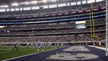 Luego, el QB de Dallas, Tony Romo, lidera a los Cowboys en la zona roja contra los Detroit Lions el 2 de octubre de 2011 en Arlington, Texas.
