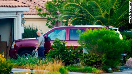 L'administrateur public du comté de Clark, Robert Telles, lave sa voiture devant son domicile à Las Vegas mardi.  Les autorités ont signifié un mandat de perquisition dans une maison de Telles mercredi dans le cadre de la mort poignardée du journaliste d'investigation du Las Vegas Review-Journal Jeff German. 