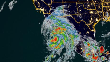 Huracán toca tierra en México y genera riesgo de inundaciones en partes del sur de California