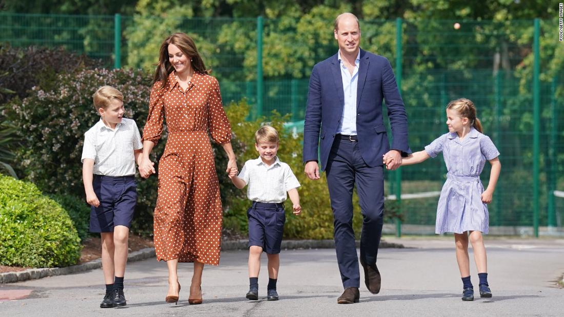 Escuela Lambbrook.  Los bebés reales George, Charlotte y Louis llegan en su primer día