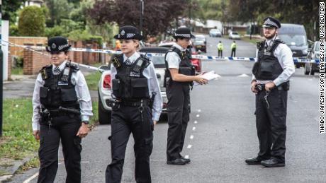 Polis memurları, Kirkstall Bahçeleri'ndeki suç mahallinde nöbet tutuyor.