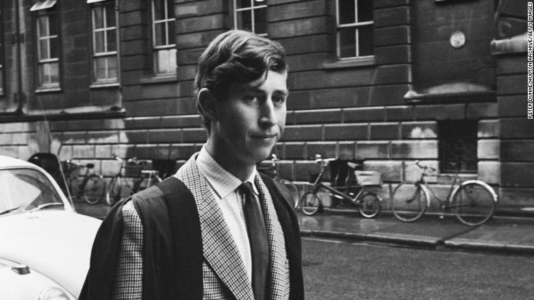 Charles cammina a Cambridge nel 1967 quando ha iniziato il suo mandato al Trinity College.