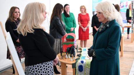Camilla écoute le personnel, les supporters et les utilisateurs de services alors qu'ils discutent de leurs défis lors d'une visite à Belfast & Lisburn Women's Aid, qui soutient les victimes de violence domestique, à Belfast le 30 septembre 2020.