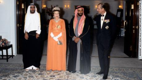 La reina Isabel II y el príncipe Felipe entretienen al jeque Zayed de Abu Dabi a bordo del Royal Yacht Britannia durante una visita de estado a los Estados del Golfo el 25 de febrero de 1979 en los Emiratos Árabes Unidos. 