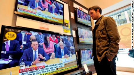 James und Rupert Murdoch sprechen vor einem parlamentarischen Sonderausschuss über den britischen Abhörskandal von 2011.