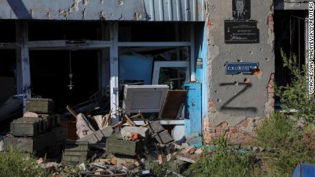 Bedny s municí u domu zničeného ostřelováním ve vesnici Harkov, kterou ukrajinské síly nedávno osvobodily 9. září.