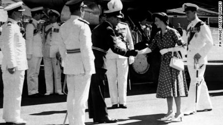 Elisabetta, allora principessa, e il principe Filippo escono dal loro aereo a Nairobi, in Kenya, durante la prima tappa del loro tour del Commonwealth nel 1952.