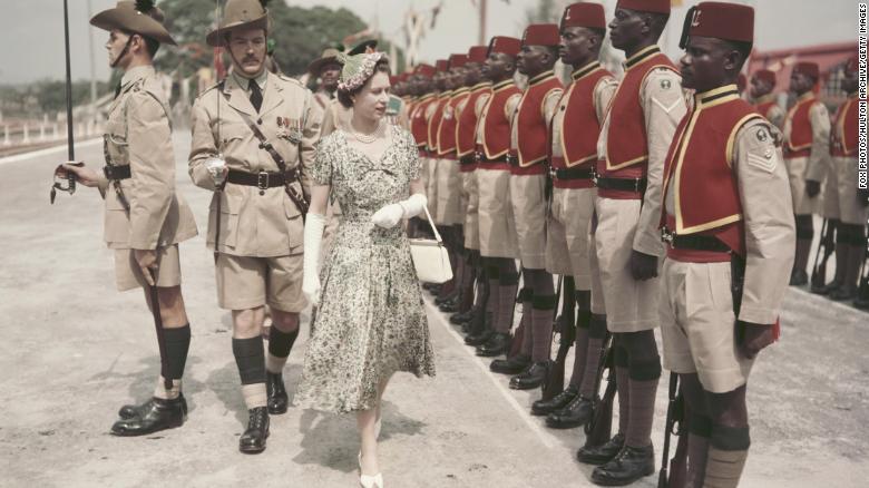 สมเด็จพระราชินีนาถเอลิซาเบธที่ 2 ทรงตรวจทหารของกองทหารไนจีเรียของสมเด็จพระราชินีนาถเอลิซาเบธที่ 2 ที่เพิ่งเปลี่ยนชื่อใหม่ กองกำลัง Royal West African Frontier Force ที่สนามบินคาดูนา ประเทศไนจีเรีย ระหว่างการทัวร์เครือจักรภพเมื่อวันที่ 2 กุมภาพันธ์ พ.ศ. 2499