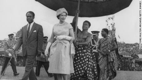 La regina Elisabetta II in viaggio per Kumasi Durba con Kwame Nkrumah, presidente del Ghana, durante il suo tour in Ghana, novembre 1961.