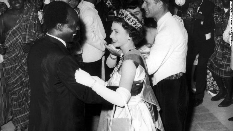 สมเด็จพระราชินีนาถเอลิซาเบธที่ 2 ทรงเต้นรำกับประธานาธิบดี Kwame Nkrumah แห่งกานา ระหว่างการเยือนอักกรา ประเทศกานาในปี 2504