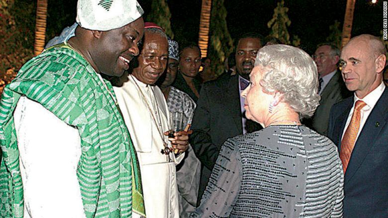 Dele Momodu ผู้จัดพิมพ์นิตยสารไนจีเรียได้พบกับควีนอลิซาเบธในการเยือนอาบูจา ประเทศไนจีเรียในปี 2546