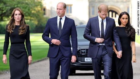Catherine, Princesa de Gales, Príncipe William, Príncipe Harry y Meghan, Duquesa de Sussex en la larga caminata en el Castillo de Windsor el 10 de septiembre de 2022.