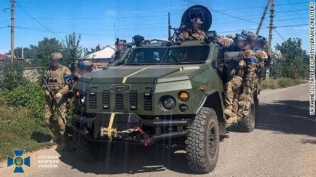 Members of Ukraine&#39;s State Security Service patrol an area of ​​the recently liberated town of Kupyansk in the Kharkov region of Ukraine. September 10, 2022. 