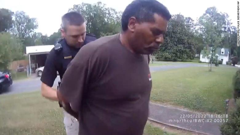 ภาพนี้ถ่ายจากวิดีโอบอดี้แคมที่เผยแพร่โดย Childersburg, Alabama, Police Department และจัดทำโดยทนายความ Harry Daniels แสดงให้เห็นว่า Michael Jennings ถูกควบคุมตัวเมื่อวันที่ 22 พฤษภาคม 2022