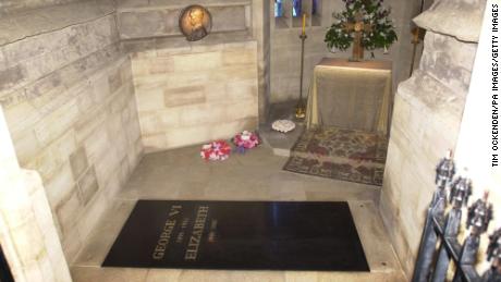 كنيسة جورج السادس التذكارية في كنيسة سانت جورج ، وندسور ، حيث دفن والد الملكة ووالدتها.  كما يوجد نعش يحتوي على رماد شقيقة الملكة الأميرة مارجريت في القبو. 