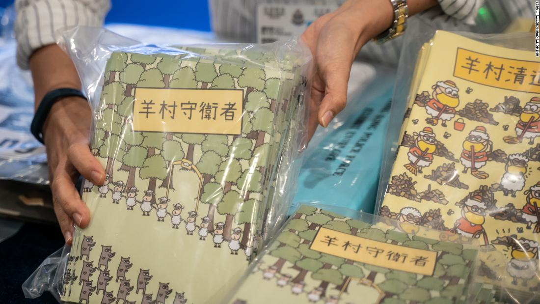 Un tribunal de Hong Kong a condamné des orthophonistes à 19 mois de prison pour « enquête sur la sédition » de livres pour enfants.