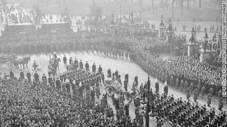 16 फरवरी 1952 को लंदन में मार्बल आर्क में रानी के पिता, किंग जॉर्ज VI का अंतिम संस्कार जुलूस।