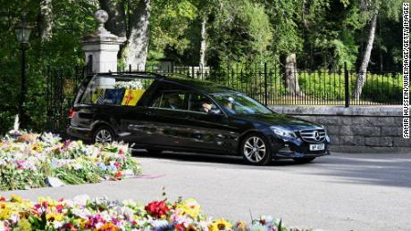 Queen begins final journey as coffin taken from Balmoral Castle to Scotland's capital - CNN