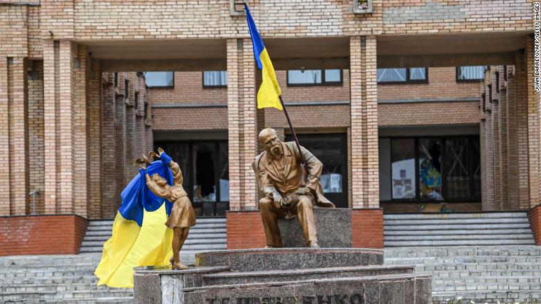 Sabato le bandiere ucraine vengono poste sulle statue in una piazza a Balakliya.