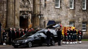 Pallbearers carry the coffin of Britain&#39;s Queen Elizabeth as the hearse arrives at the Palace of Holyroodhouse in Edinburgh, Scotland, Britain, September 11, 2022. 