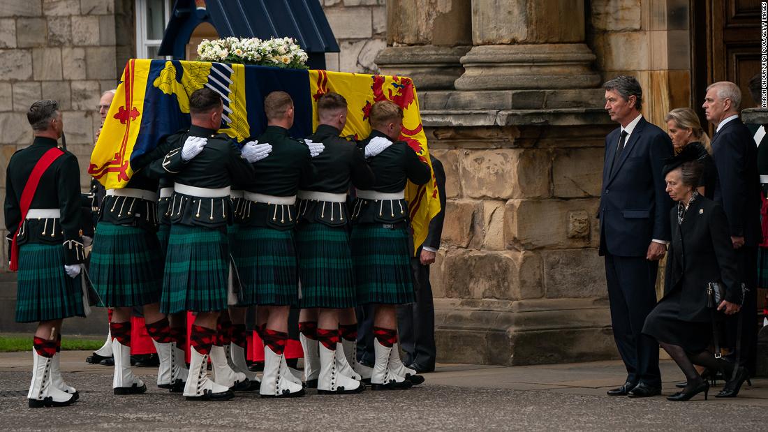 Princess Anne curtseys as her mother&#39;s coffin enters the Palace of Holyroodhouse.