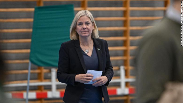 นายกรัฐมนตรีสวีเดนและผู้นำพรรคโซเชียลเดโมแครต มักดาเลนา แอนเดอร์สสัน มอบคะแนนเสียงให้กับหน่วยเลือกตั้งในแนคคา ใกล้สตอกโฮล์ม เมื่อวันที่ 11 กันยายน