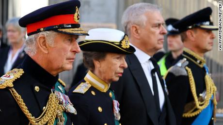 Senior royals stand guard over Queen&#39;s coffin
