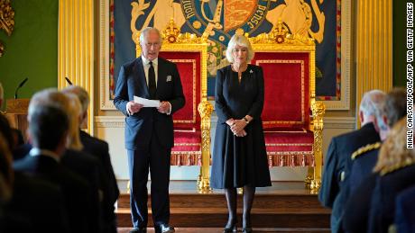 英国のチャールズ 3 世国王は、北アイルランドで弔意のメッセージを受け取った後、女王の配偶者であるカミラに隣接してスピーチを行います。 