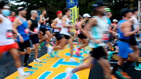 Der Boston Marathon ist der älteste jährliche Marathon der Welt und wurde erstmals 1897 ausgetragen.