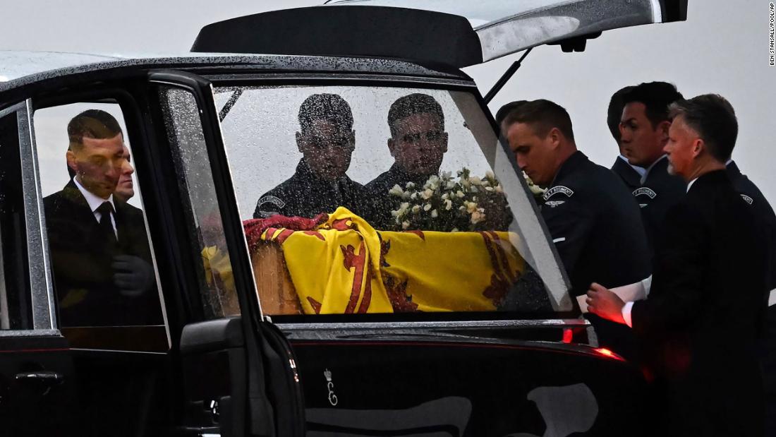 Pallbearers place the Queen&#39;s coffin into the hearse after it arrived in England on Tuesday.