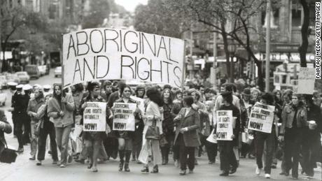 स्प्रिंग स्ट्रीट, मेलबर्न, 1971 में आदिवासी भूमि अधिकारों के खिलाफ विरोध।
