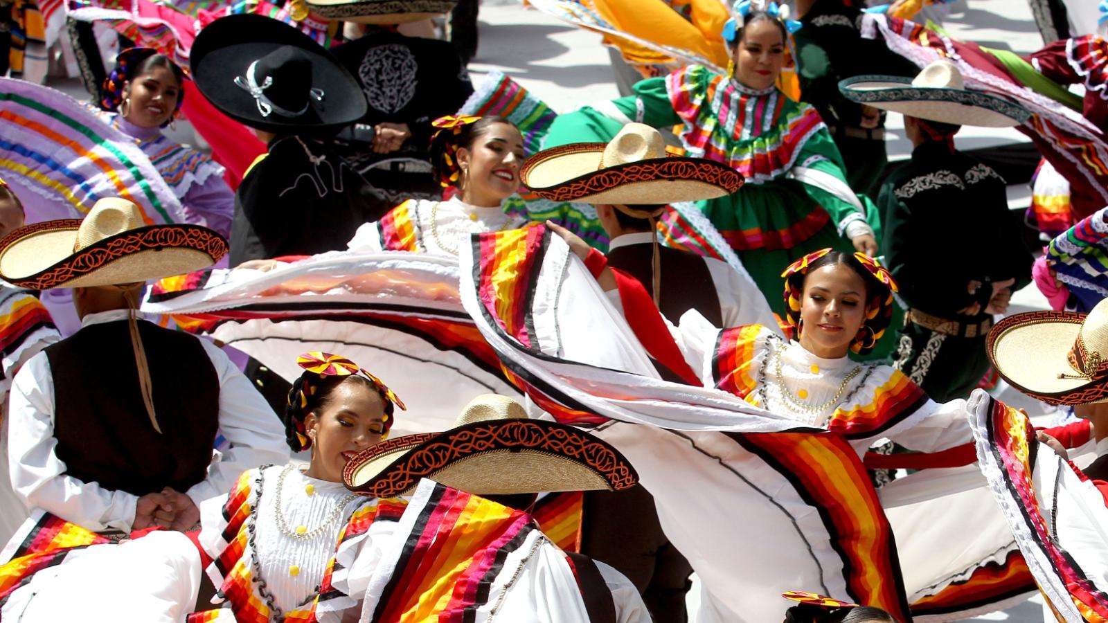 Más de 1.000 personas logran el baile folclórico mexicano más grande ...