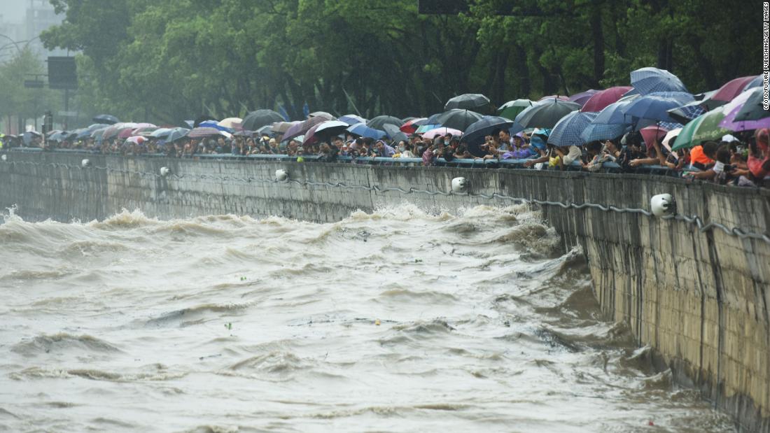 Тайфун “Муіфа” досягає суші, коли мільйони жителів Китаю готуються до сильного дощу та повені