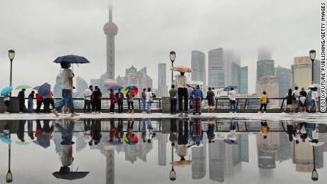 Hujan turun di The Bund di Shanghai saat Topan Muifa mendekat, 13 September 2022. 