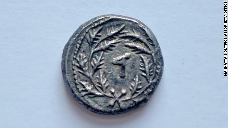 Eine seltene, 2.000 Jahre alte jüdische Münze, die US-Behörden an Israel zurückgegeben haben.