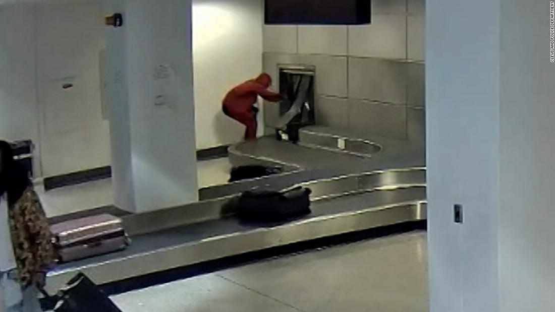 Man arrested after climbing through airport baggage carousel – CNN Video