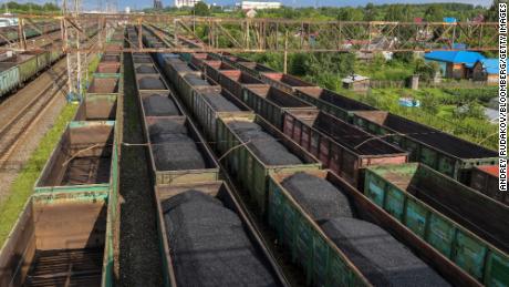 Kohle in Güterwagen vor dem Versand am Bahnhof Tomusinskaja bei Mezhduretschensk, Russland, am Montag, 19. Juli 2021.