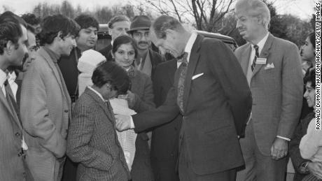 El Príncipe Felipe de Uganda se reúne con asiáticos en la Embajada Británica en Kent, noviembre de 1972. 