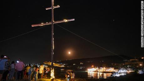 Christlich-griechisch-orthodoxe Gläubige versammeln sich am Dienstag auf einer Klippe um ein beleuchtetes hölzernes Kruzifix, um die Erhöhung des Heiligen Kreuzes in der Küstenstadt Anfeh, etwa 70 Kilometer (43 Meilen) nördlich der libanesischen Hauptstadt Beirut, zu feiern.  
