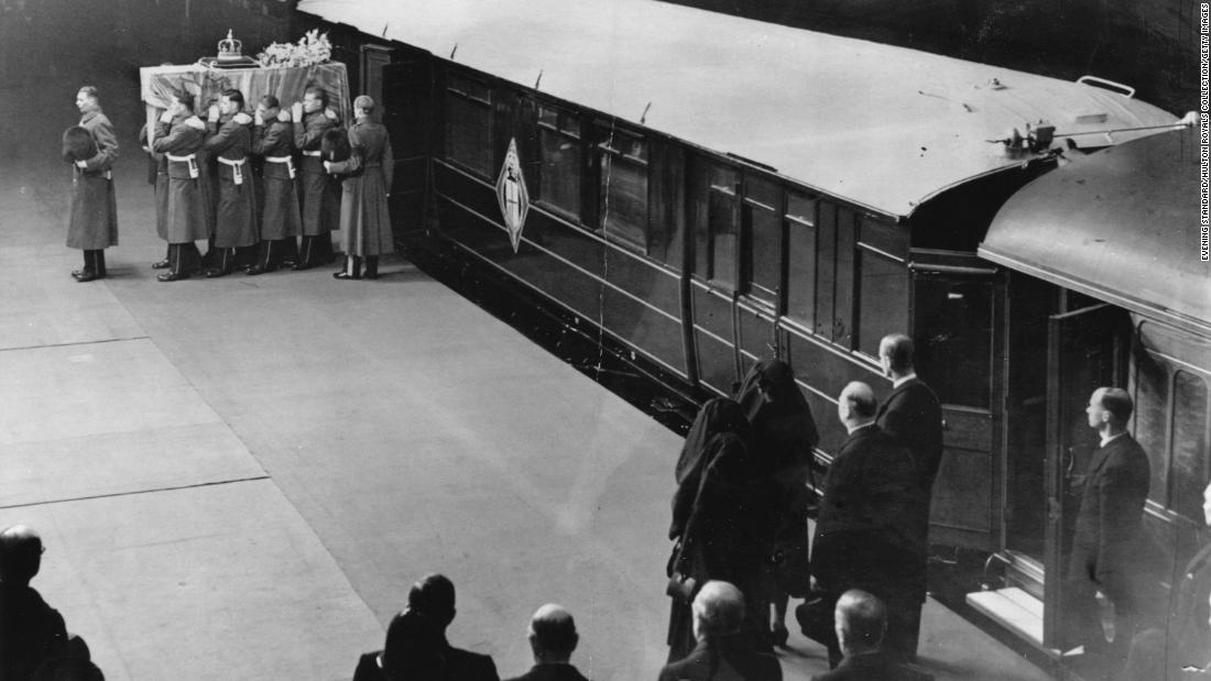 The coffin is taken from a train at King&#39;s Cross Station in London on its way to Westminster Hall, where the King would lie in state until his funeral.