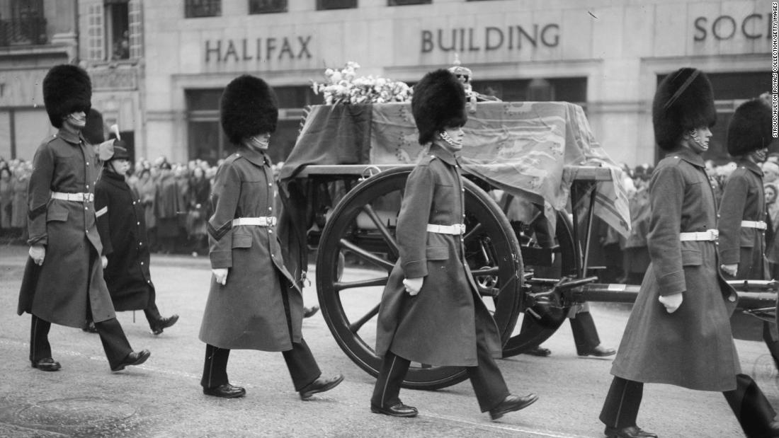 The King&#39;s funeral procession makes its way through London on February 12, 1952.