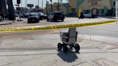Watch an Uber Delivery Robot Continue its Delivery Through a Police Crime Scene