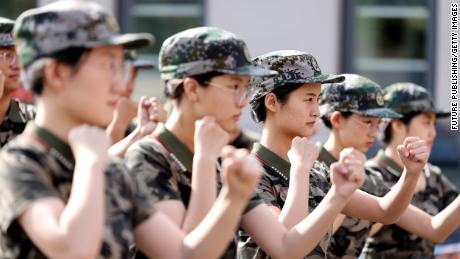 يخضع الموظفون المدنيون المعينون حديثًا لتدريب عسكري في محكمة الشعب بمقاطعة شيزونغ في زاوزوانغ ، الصين ، في 3 سبتمبر 2022. 