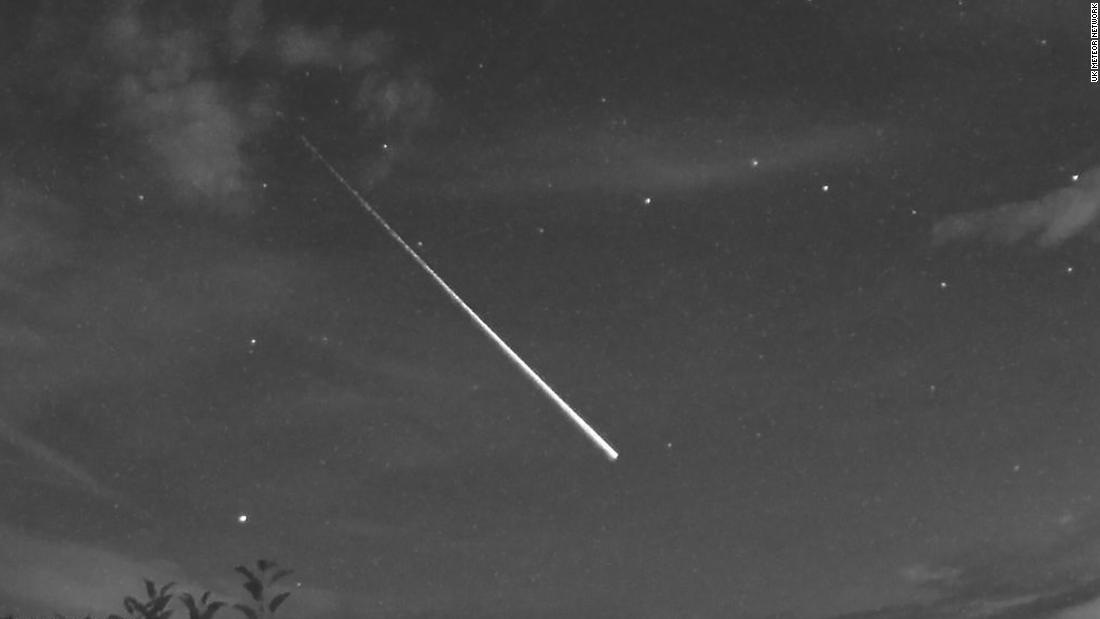 Una bola de fuego en cámara lenta ilumina el cielo nocturno en Escocia