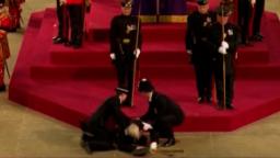 220915093944 guard collapse vpx hp video Royal guard member collapsed by Queen Elizabeth II's coffin